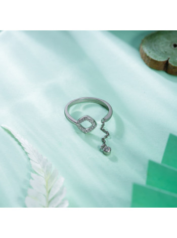 Серебряное кольцо «Геометрический ромб»: Элегантный дизайн с бриллиантовой отделкой